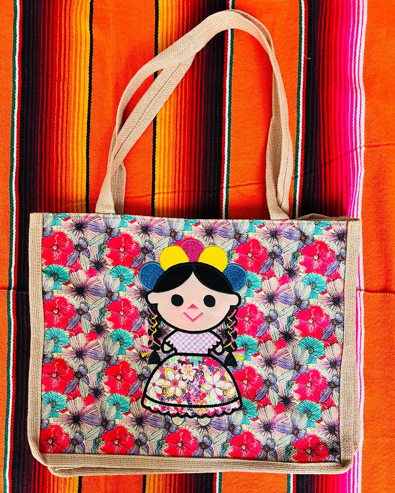 Bolsas de Yute 100% Mexicanas: Muñeca Maria con fondo claro de flores rojas