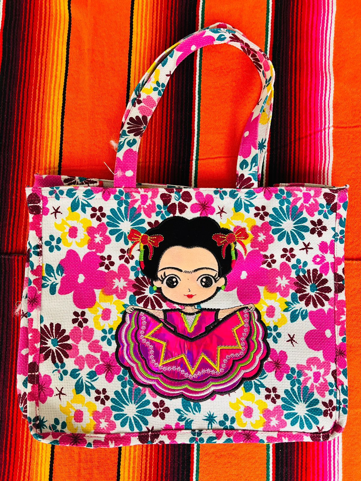 Bolsas de Yute 100% Mexicanas: Frida Kahlo con fondo claro de flores