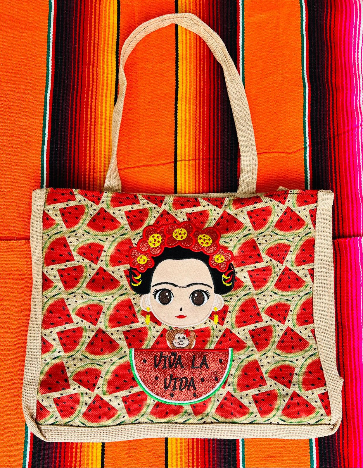 Bolsas de Yute 100% Mexicanas: Frida Kahlo Sandía con fondo claro de sandias