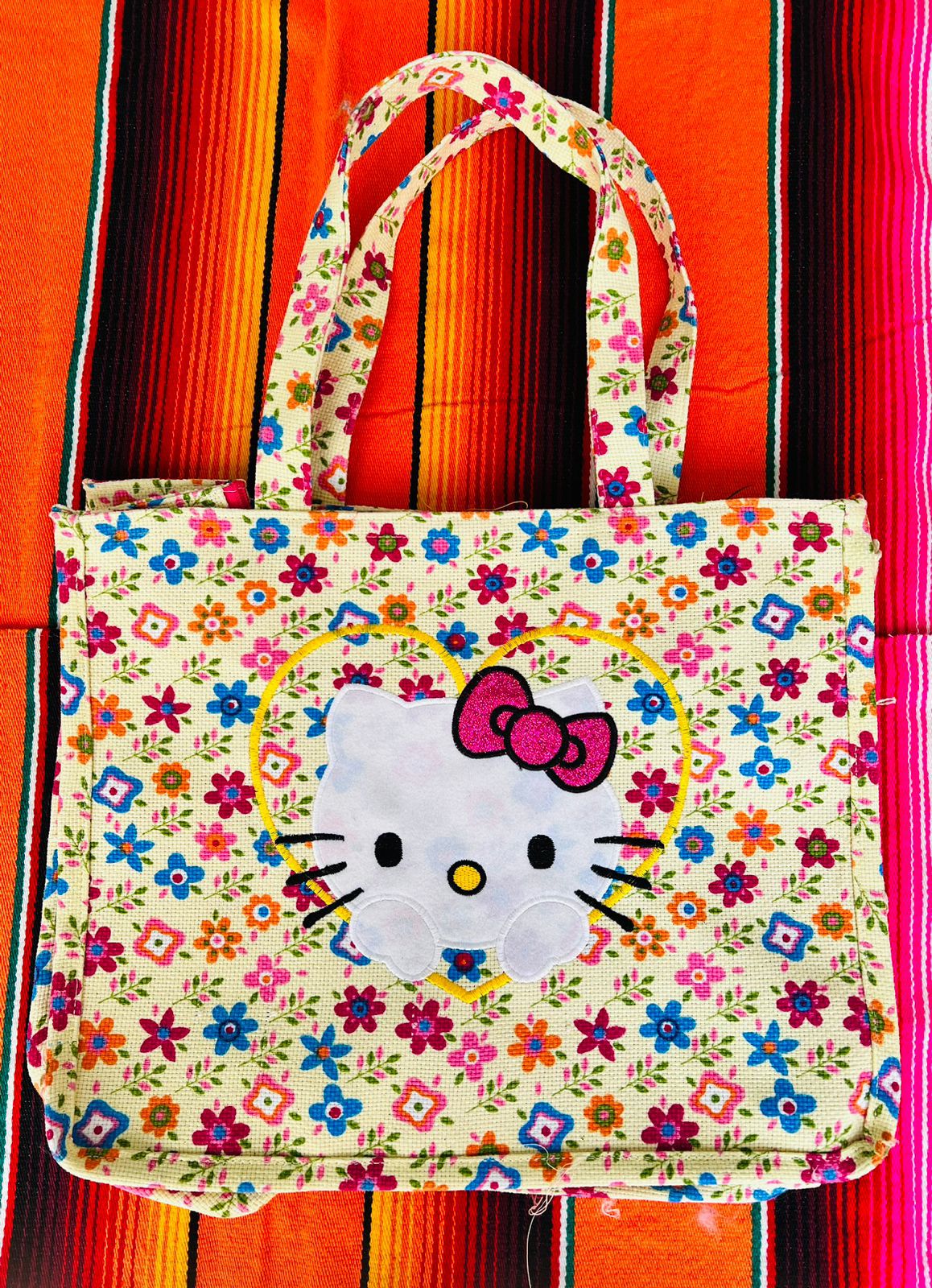 Bolsas de Yute 100% Mexicanas: Hello Kitty con fondo claro de flores