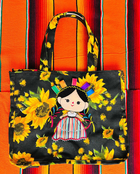 Bolsas de Yute 100% Mexicanas: Muñeca Maria con fondo oscuro de girasoles