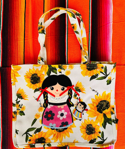 Bolsas de Yute 100% Mexicanas: Muñeca Maria con fondo claro de girasoles