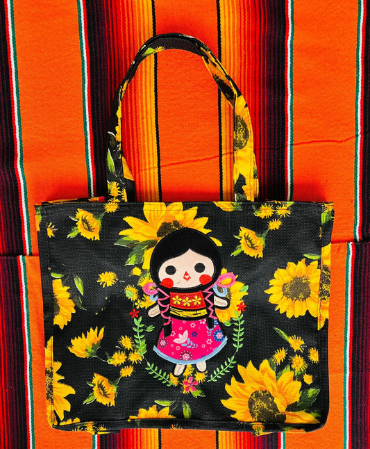 Bolsas de Yute 100% Mexicanas: Muñeca Maria con fondo oscuro de girasoles