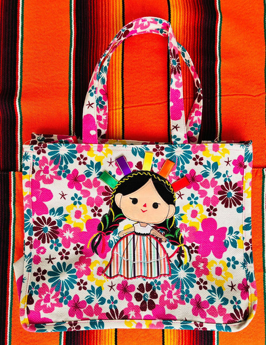 Bolsas de Yute 100% Mexicanas: Muñeca Maria con fondo claro de flores