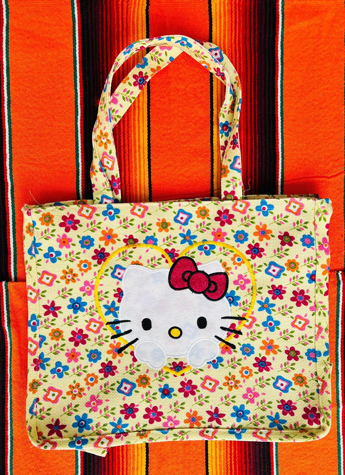 Bolsas de Yute 100% Mexicanas: Hello Kitty con fondo claro de flores