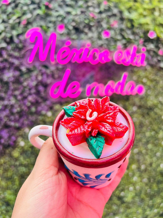 Vela Artesanal en Taza con Flor del Istmo – Decoración Única Hecha a Mano