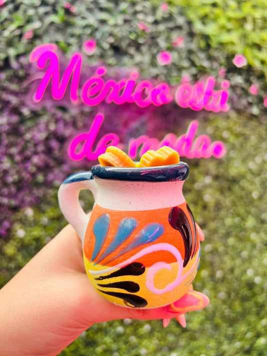 Vela Artesanal en Taza de Colores con Galletas – Decoración Original Hecha a Mano